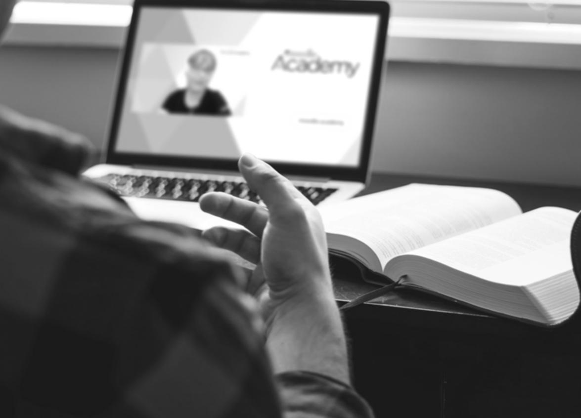 Participants collaborant pendant un atelier pratique d'analytique SEO