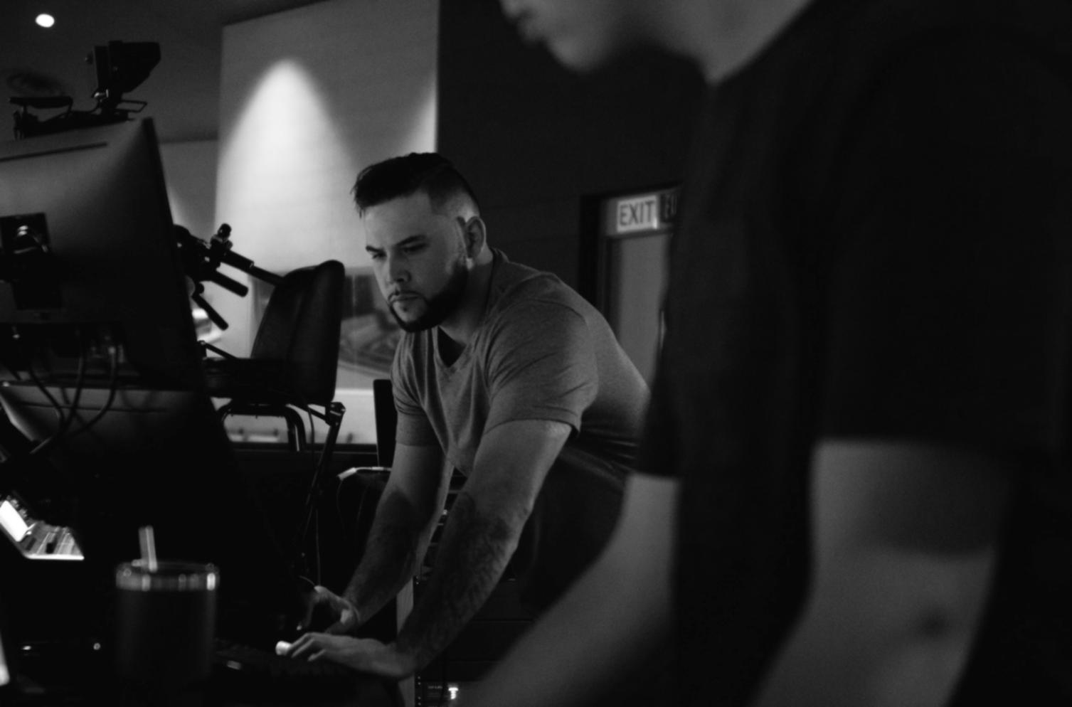 Formateur répondant aux questions des participants